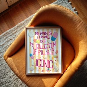 Könnte beinhalten: Handgemachtes Holzschild mit dem handgeschriebenen Text "Willkommen". Das weiß lackierte Schild hat eine Used-Optik und ein florales Design. Es ist etwa 30 cm breit und 15 cm hoch.