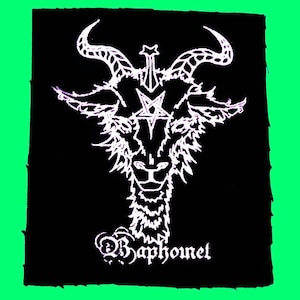 Pode incluir: Patch preto com uma imagem bordada branca de uma cabeça de cabra com chifres e um pentagrama. O texto "Baphomet" está bordado abaixo da cabeça da cabra.