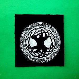 Peut inclure: Patch brodé noir et blanc avec un motif d'arbre de vie sur un fond de tissu noir.