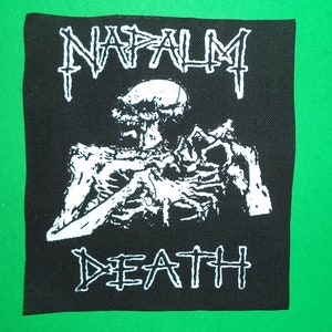 Puede incluir: Parche bordado en blanco y negro con un esqueleto sosteniendo un cuchillo y el texto "NAPALM DEATH".