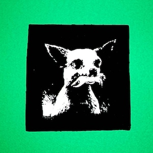 Könnte beinhalten: Schwarzweiß-Illustration eines Chihuahua-Hundes mit dem Kopf zur Seite geneigt, der nach rechts schaut. Der Mund des Hundes ist geschlossen und seine Ohren stehen ab.