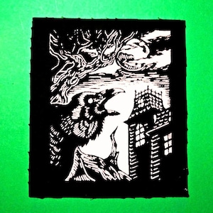 Könnte beinhalten: Schwarzweiß-Illustration eines Rabens, der auf einem Ast vor einem unheimlichen Haus mit Vollmond im Hintergrund sitzt.