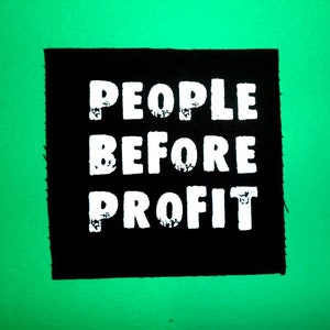 Peut inclure: Texte noir et blanc sur fond vert. Le texte dit "People Before Profit".