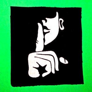 Könnte beinhalten: Eine Schwarzweißillustration einer Person, die sich den Finger an die Lippen hält und damit Schweigen symbolisiert. Das Gesicht der Person ist teilweise sichtbar, mit einem Auge und einem kleinen Ohr.