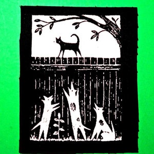 Pode incluir: Ilustração em preto e branco de quatro gatos. Três gatos brancos estão em pé em frente a uma cerca preta, olhando para cima para um gato preto sentado no topo da cerca. O gato preto está olhando para a direita. A ilustração está sobre um fundo preto.