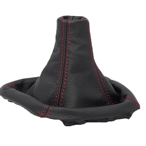 Puede incluir: Funda de palanca de cambios de cuero negro con costuras rojas.