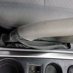 Headset and hand brake compatible Kia Sorento (2002-2009)