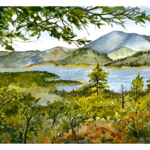 Pintura de acuarela de Big Bear Lake / Pintura de lago / Lago de montaña de California / Paisaje forestal / Impresión Giclee de Debi Garcia-Benson Original