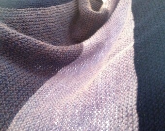 Blau gestreifte Decke