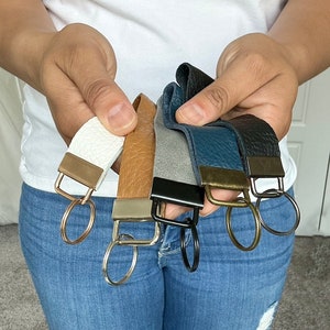 Llavero de cuero, llavero de cuero, pulsera de cuero, llavero, pulsera neutra, regalo para ella, llavero bohemio, correa de billetera de cuero, cordón