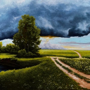 Può includere: Un dipinto di un paesaggio rurale con un sentiero sterrato che conduce a un campo di erba verde. Un grande albero si erge in primo piano, e una scura nube temporalesca incombe sopra di esso. Il cielo è un mix di blu e grigio, con un tocco di giallo in lontananza.