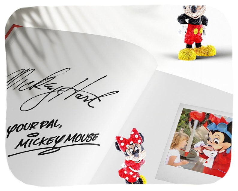 K&ouml;nnte beinhalten: Eine wei&szlig;e Seite mit einer schwarzen Unterschrift, die "Mickey Hart" und "Your Pal, Mickey Mouse" lautet. Auf der Seite befindet sich eine kleine rot-wei&szlig;e Minnie Mouse Figur. Ein Foto eines jungen M&auml;dchens, das Minnie Mouse trifft, befindet sich in einem Rahmen auf der Seite.