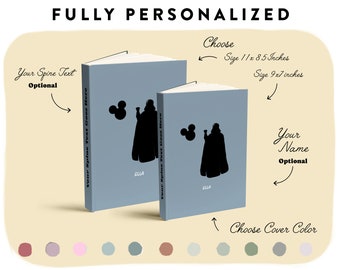 Puede incluir: Dos libros de tapa dura azules personalizados con una silueta de Darth Vader sosteniendo un globo de Mickey Mouse. Los libros están disponibles en dos tamaños: 11 x 8,5 pulgadas y 9 x 7 pulgadas. El texto de la columna vertebral y el nombre se pueden personalizar. Elija entre una variedad de colores de cubierta.