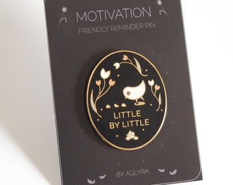 Little By Little • Motivation • Hard Enamel Pin | Accessoire, Unikat, Vogel, Blumen, Zitat, Friendly Reminder