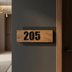 Placa de número de casa de madera personalizada con base de acrílico negro mate – diseño moderno y minimalista imagen 1