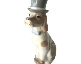 Figura de perro Beagle de cerámica española vintage con sombrero de copa y manchas.