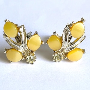 Vintage Yellow Moonglow Thermoset Rhinestone Climber Clip On Earrings Gold Tone 50s Lucite