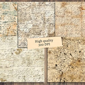 Op de afbeelding: Vijf digitale papiertexturen met een vintage esthetiek. Elke textuur heeft een achtergrond van vervaagd, cr&egrave;mekleurig papier met zwarte handgeschreven tekst en bruine inktvlekken. De tekst is onleesbaar. De papieren hebben een verweerde, verouderde uitstraling.