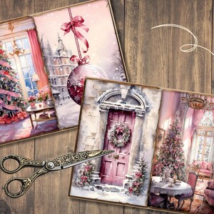 K&ouml;nnte beinhalten: Zwei Aquarelle, die Weihnachtsszenen darstellen. Das erste Bild zeigt einen rosa Weihnachtsbaum in einem Raum mit einem gro&szlig;en Fenster. Das zweite Bild zeigt eine rosa T&uuml;r mit einem Kranz und einem Weihnachtsbaum im Hintergrund.