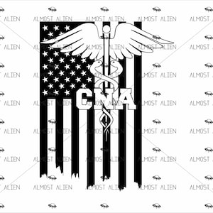 Puede incluir: Diseño gráfico en blanco y negro con la bandera estadounidense, un símbolo médico de caduceo y las letras CNA. El diseño tiene un aspecto envejecido y vintage. Las palabras "ALMOST ALIEN" y pequeñas ilustraciones de OVNIs se repiten.