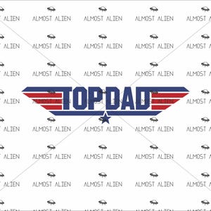 Könnte beinhalten: Weißer Hintergrund mit einem sich wiederholenden Muster aus kleinen UFOs und dem Text "ALMOST ALIEN". In der Mitte befindet sich ein Design mit den Worten "TOP DAD" in Blau, Rot und Weiß, mit einem blauen Stern.