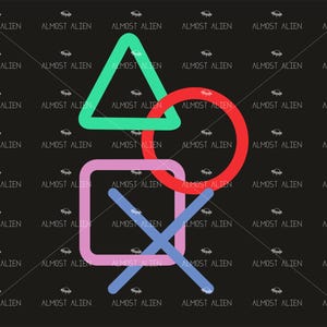 Könnte beinhalten: Schwarzer Hintergrund mit einem Muster aus kleinen weißen UFOs und dem Text "ALMOST ALIEN". Das Bild zeigt die PlayStation-Controller-Symbole: ein grünes Dreieck, ein roter Kreis, ein rosa Quadrat und ein blaues X.