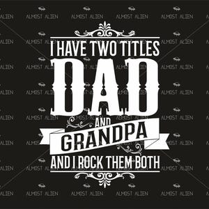 Può includere: Design grafico nero con testo bianco che recita "Ho due titoli Papà e Nonno e li spacco entrambi". Le parole "Papà" e "Nonno" sono in grassetto e grandi. Lo sfondo presenta un motivo ripetuto con le parole "Almost Alien."