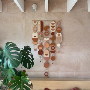 Adorno de pared de estilo moderno de mediados de siglo: obra de arte hecha a mano en madera contrachapada y cerámica con detalles dorados.