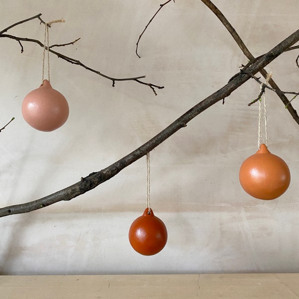 Ensemble de 6 boules en céramique chaudes - Ornement en céramique - Décoration d'arbre de Noël - Automne - Peint à la main - Boules roses - Boules rouges - 6 cm