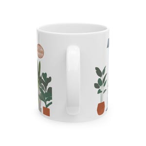 Pu&ograve; includere: Tazza in ceramica bianca con un design di piante in vaso in varie tonalit&agrave; di verde e marrone. Le piante sono in vasi di terracotta e sullo sfondo c'&egrave; un lampadario a sospensione.