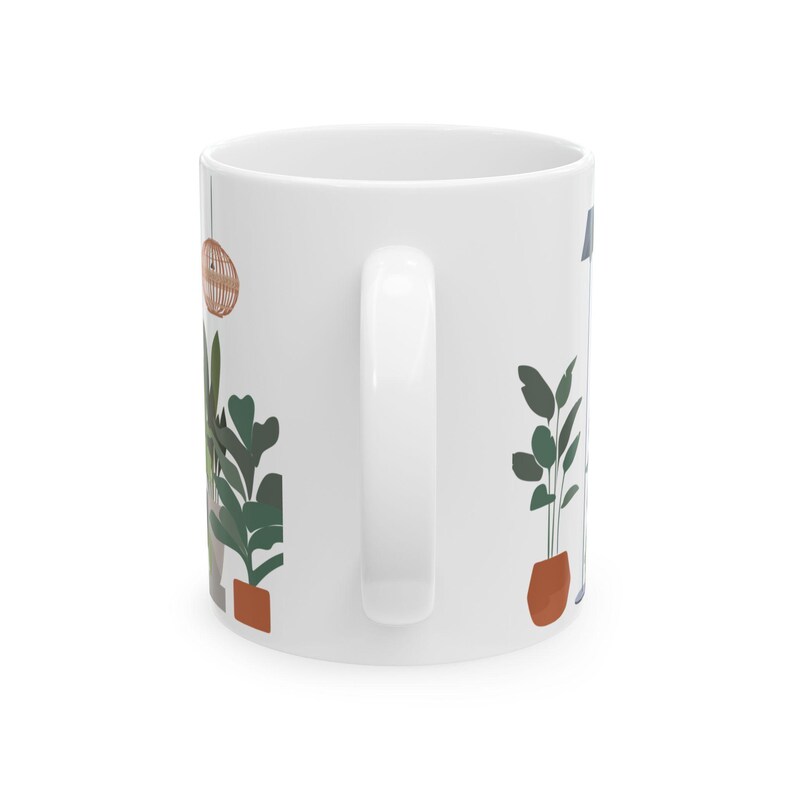 Pu&ograve; includere: Tazza in ceramica bianca con un design di piante in vaso in varie tonalit&agrave; di verde e marrone. Le piante sono in vasi di terracotta e sullo sfondo c'&egrave; un lampadario a sospensione.