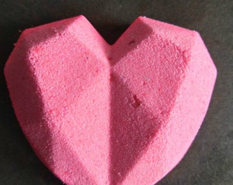 Geometric heart bathbomb, all natural, cruelty free, vegan, christmas present, xmas, gift idea, vegan bathbomb, holiday gift idea