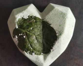 Mojito inspired lime and mint bathbomb, all natural, cruelty free, vegan bathbomb. Alcohol free bathbomb