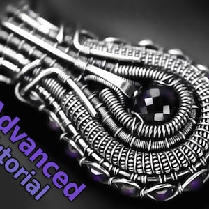 Peut inclure: Un pendentif en fil d'argent enroulé avec une pierre précieuse noire et des accents violets. Le pendentif est finement tissé avec du fil et présente un design complexe. Le texte "Advanced Tutorial" est visible sur l'image.
