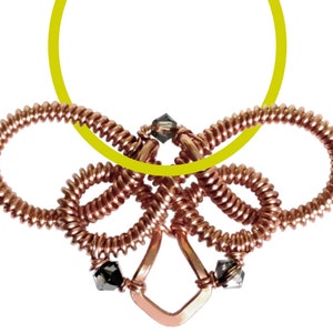 Op de afbeelding: Een koperen draadketting met een geknoopt ontwerp en drie zwarte kristallen kralen. De ketting heeft de vorm van een vlinder.