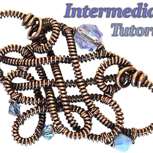 Könnte beinhalten: Ein Schmuckstück aus Kupferdraht mit einem gewebten Design und blauen Kristallperlen. Das Stück ist mit "Intermediate Tutorial" beschriftet.