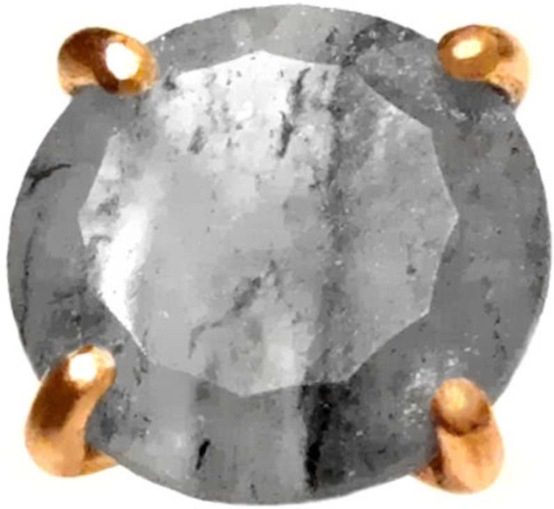 Peut inclure: Une pierre pr&eacute;cieuse ronde et grise avec une taille facet&eacute;e, sertie dans une monture en or &agrave; b&eacute;li&egrave;re. La pierre pr&eacute;cieuse est entour&eacute;e de quatre griffes en or.