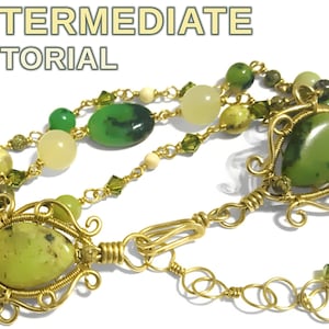 以下が含まれることがあります： 緑と黄色の石がついた、金色のワイヤーで巻かれたブレスレット。ブレスレットは留め金が付いており、チェーンリンクのデザインでできています。画像のテキストは「INTERMEDIATE TUTORIAL」です。