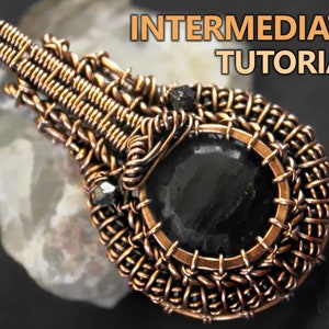 Peut inclure: Pendentif en fil de cuivre enroulé avec une pierre précieuse noire au centre. Le pendentif est sur un fond blanc. Le texte INTERMEDIATE TUTORIAL est écrit dans le coin supérieur droit de l'image.