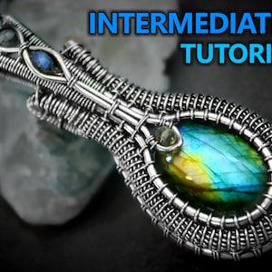 Peut inclure: Un pendentif en fil d'argent enroulé autour d'une grande pierre précieuse irisée verte et bleue. Le pendentif est réalisé avec une technique d'enroulement de fil et comporte une petite pierre précieuse en haut.