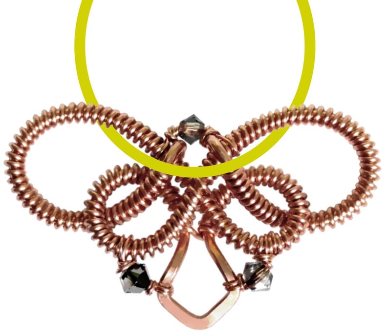 Op de afbeelding: Een koperen draadketting met een geknoopt ontwerp en drie zwarte kristallen kralen. De ketting heeft de vorm van een vlinder.