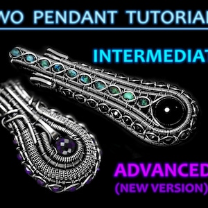 Peut inclure: Deux pendentifs en fil métallique, l'un avec une pierre noire et des pierres turquoise, l'autre avec une pierre violette. Le texte de l'image indique "TWO PENDANT TUTORIALS", "INTERMEDIATE", et "ADVANCED (NEW VERSION)".