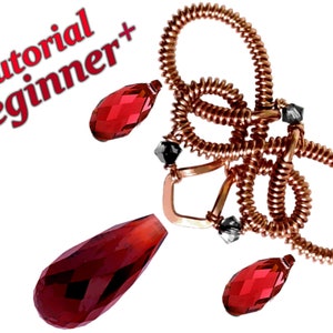 Könnte beinhalten: Ein Kupferdraht-Schmuck-Anleitung für Anfänger. Das Bild zeigt eine Halskette aus Kupferdraht mit drei roten tropfenförmigen Perlen.