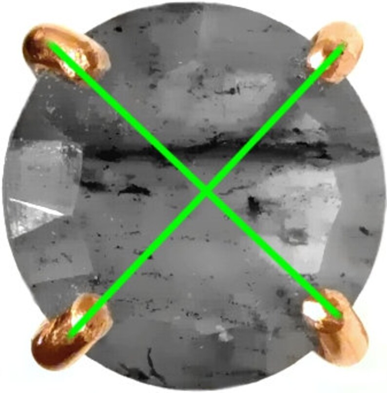 Peut inclure: Une pierre pr&eacute;cieuse ronde et grise avec une taille facet&eacute;e. La pierre pr&eacute;cieuse est sertie dans une monture en or avec quatre griffes.