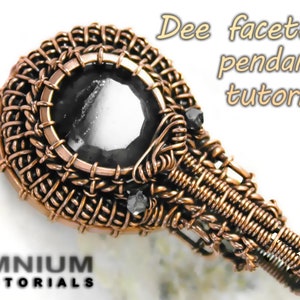Peut inclure: Un pendentif en fil de cuivre envelopp&eacute; avec une pierre noire au centre. Le pendentif a la forme d'une larme et est orn&eacute; d'un motif en fil de cuivre. Le texte "Dee faceted pendant tutorial" est &eacute;crit dans le coin sup&eacute;rieur droit de l'image. Le texte "IMNIUM TUTORIALS" est &eacute;crit dans le coin inf&eacute;rieur gauche de l'image.