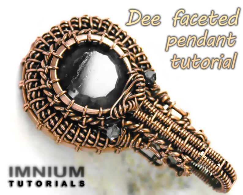 Peut inclure: Un pendentif en fil de cuivre envelopp&eacute; avec une pierre noire au centre. Le pendentif a la forme d'une larme et est orn&eacute; d'un motif en fil de cuivre. Le texte "Dee faceted pendant tutorial" est &eacute;crit dans le coin sup&eacute;rieur droit de l'image. Le texte "IMNIUM TUTORIALS" est &eacute;crit dans le coin inf&eacute;rieur gauche de l'image.