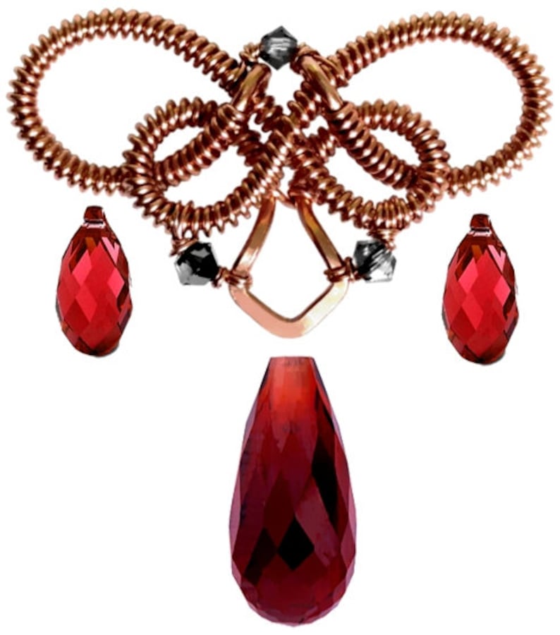 Op de afbeelding: Een hanger van koperdraad met een geknoopt ontwerp en drie rode druppelvormige kristallen.