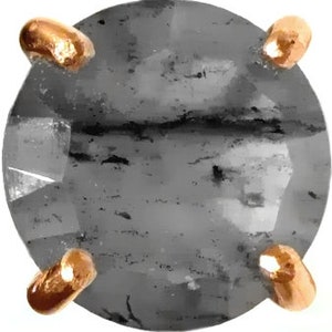 Peut inclure: Une pierre pr&eacute;cieuse ronde et grise avec une taille facet&eacute;e, sertie dans une monture en or &agrave; b&eacute;li&egrave;re. La pierre pr&eacute;cieuse est entour&eacute;e de quatre griffes en or.