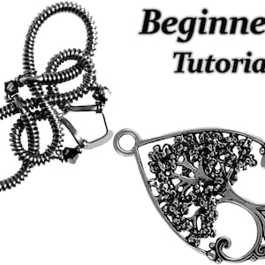 Op de afbeelding: Een zilverkleurige boom des levens hanger met een gedetailleerd ontwerp. De hanger is bevestigd aan een zilverkleurige springring. De tekst Beginner+ Tutorial is zichtbaar in de afbeelding.