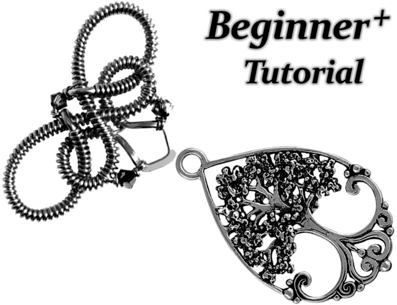 Op de afbeelding: Een zilverkleurige boom des levens hanger met een gedetailleerd ontwerp. De hanger is bevestigd aan een zilverkleurige springring. De tekst Beginner+ Tutorial is zichtbaar in de afbeelding.